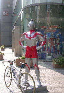 バンダイ本社前のウルトラマン