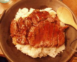 熱々のステーキ丼