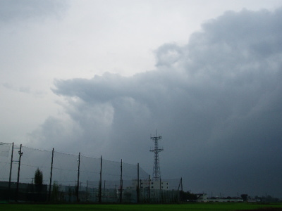 迫る雨雲本陣